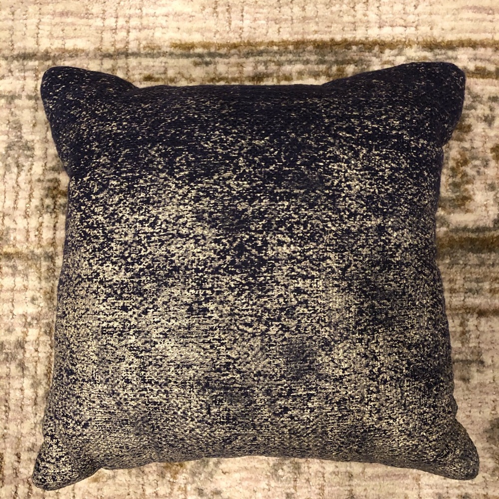 NWOT 16.5 x 16.5in Navy/ gold ombré accent pillow
